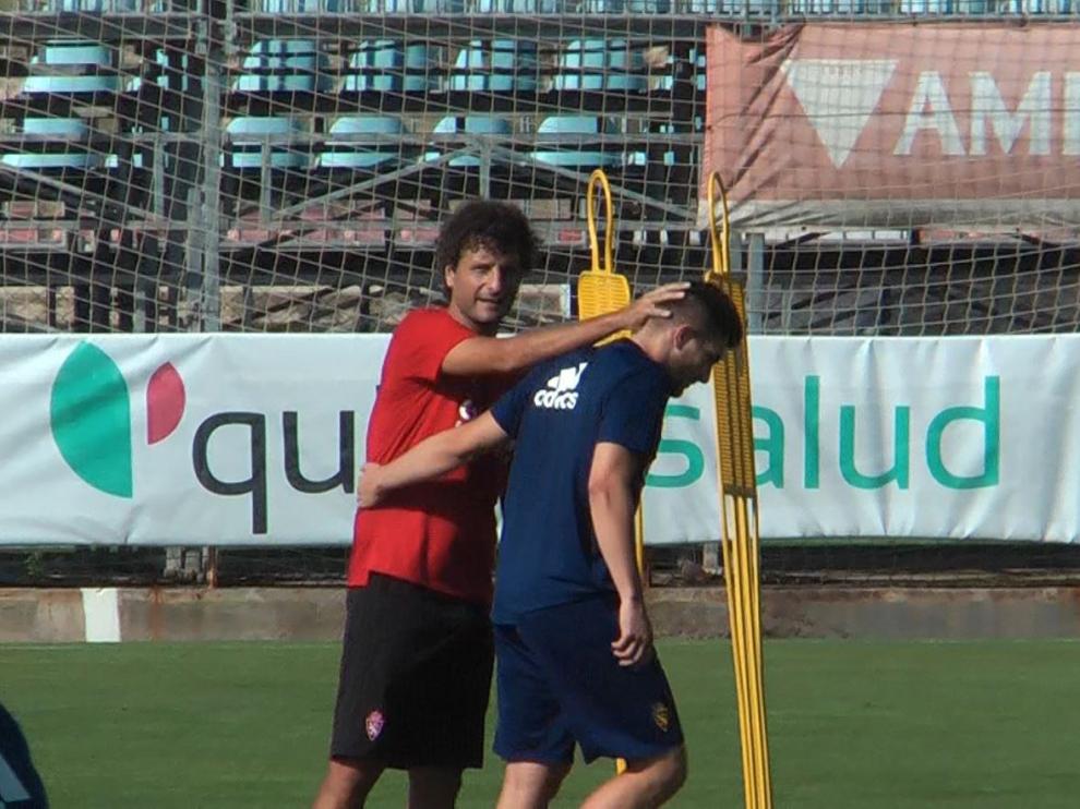 Guti, camino de la sala de recuperación tras dialogar con el anterior entrenador.