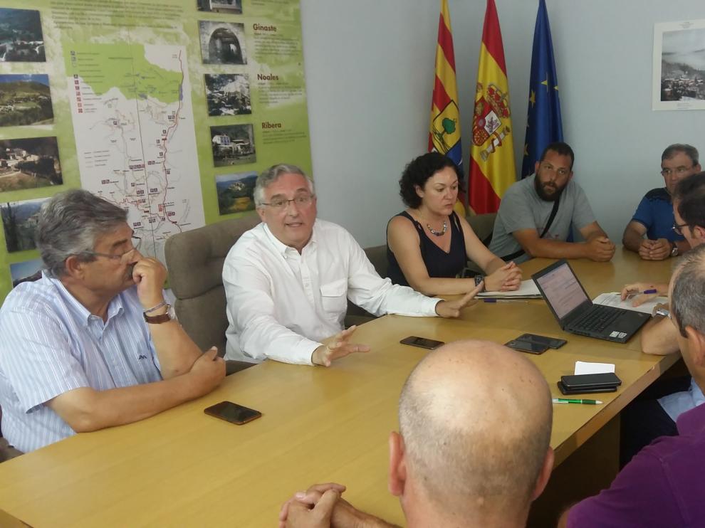 El consejero Joaquín Olona, en el centro de la mesa, se reunió con ganaderos de la Alta Ribagorza