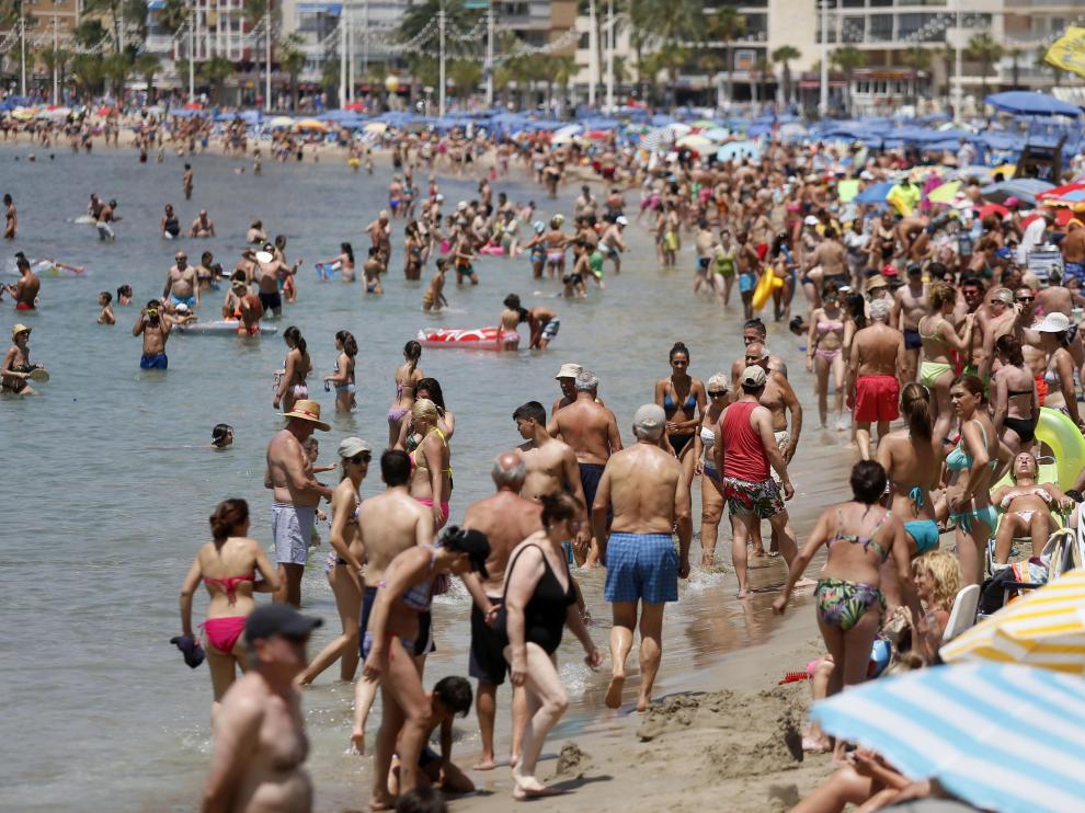 Turistas en la playa de Benidorm.