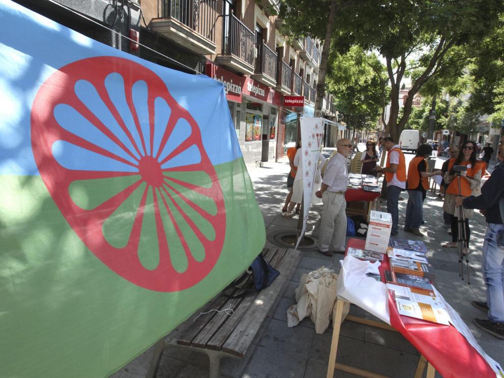 La Fundación Secretariado Gitano, durante una de sus movilizaciones en la plaza de Concepción Arenal de Huesca.