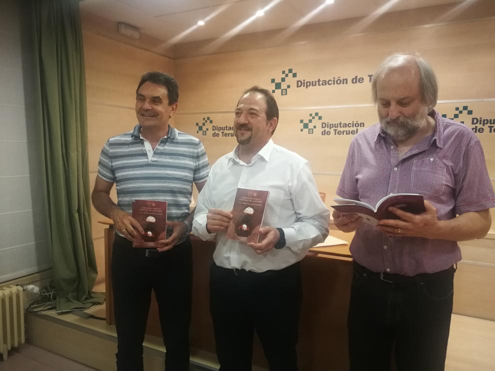 El alcalde de Alfambra, Francisco Abril, el presidente de la Diputación de Teruel, Ramón Millán, y el autor del libro Javier Ibañez, en la presentación de las jornadas