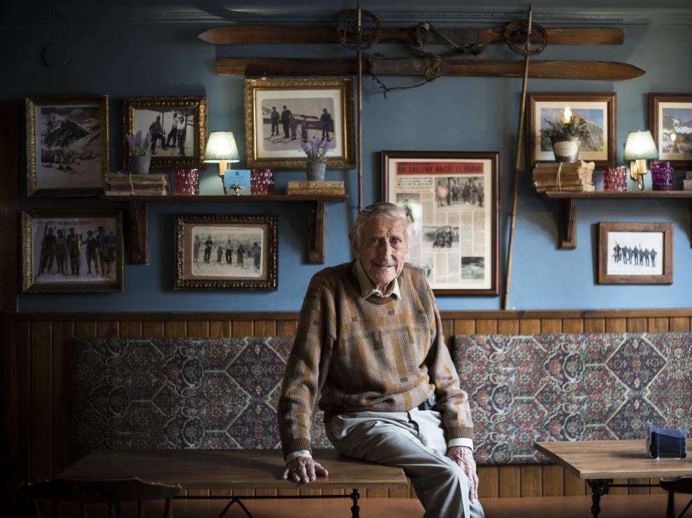 Mariano Fanlo, en el bar del hotel Balaitus, propiedad de su familia.