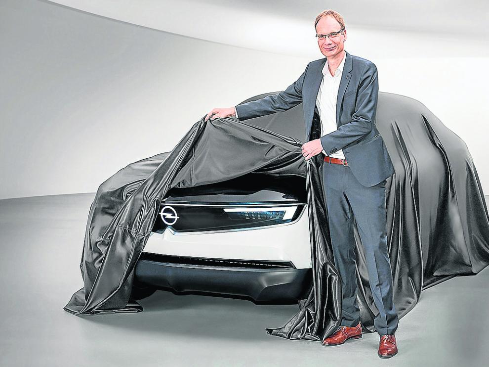 Michael Lohscheller muestra el característico frontal del coche de concepto GT X Experimental.