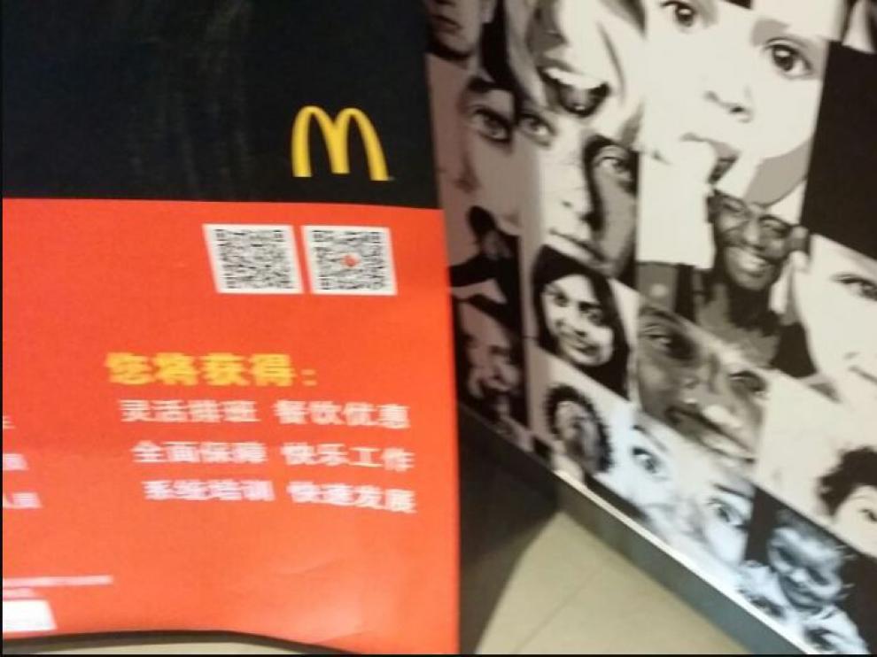 El rostro de la joven anunciando las hamburguesas del McDonald´s en China.