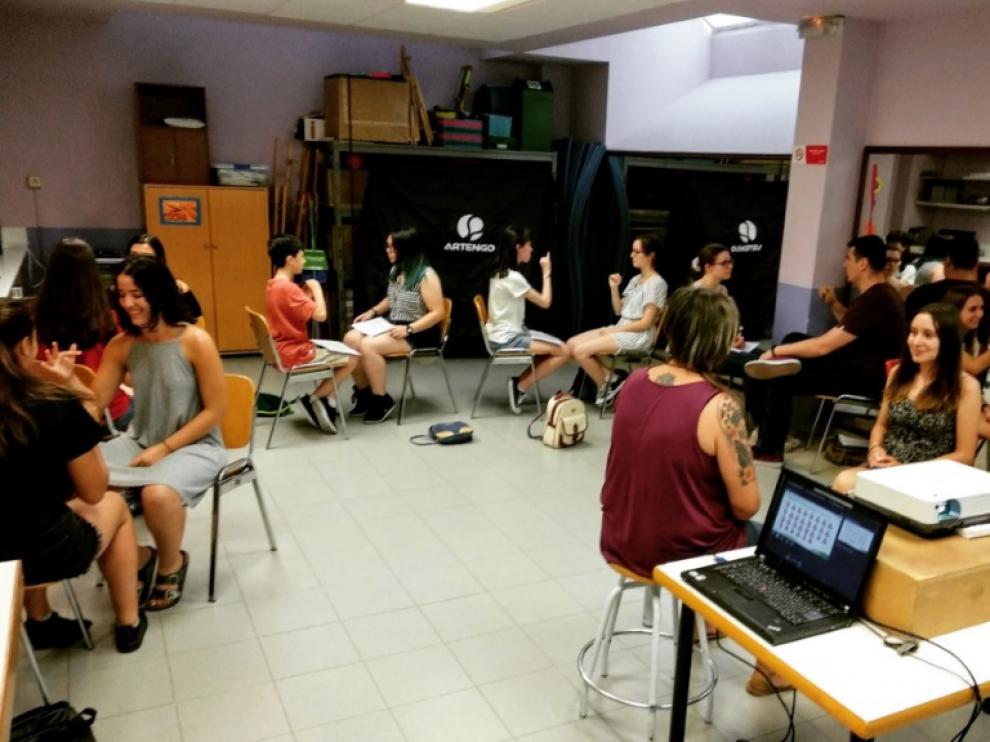Curso intensivo de lengua de signos en la casa de juventud de Torrero.