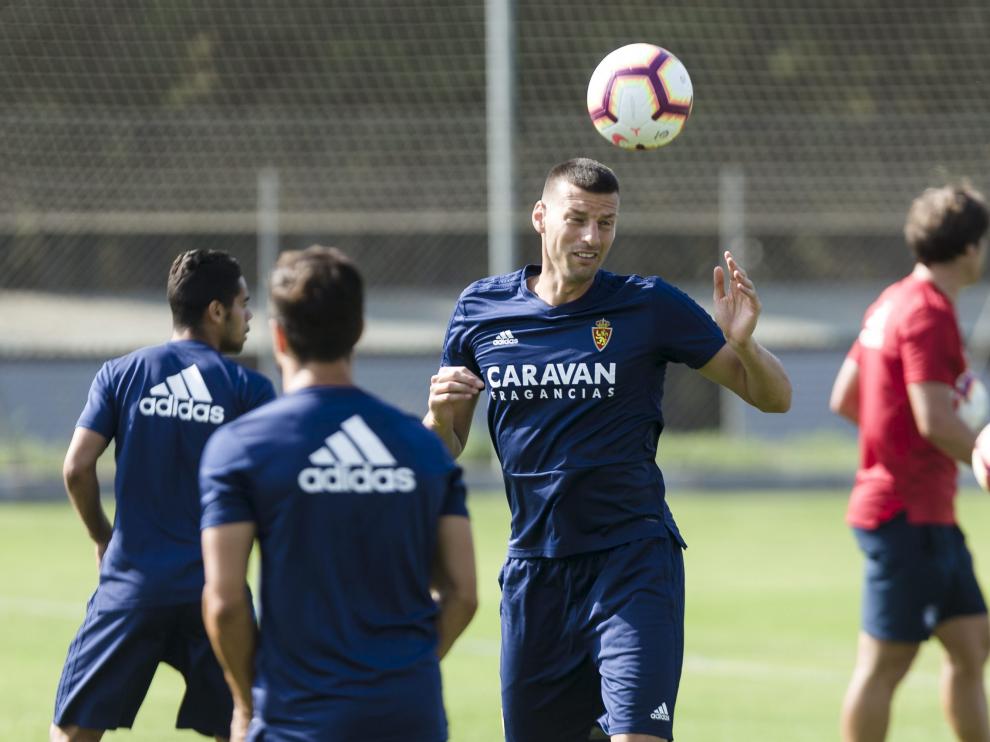 Bruno Perone cabecea el balón en un entrenamiento en la Ciudad Deportiva.