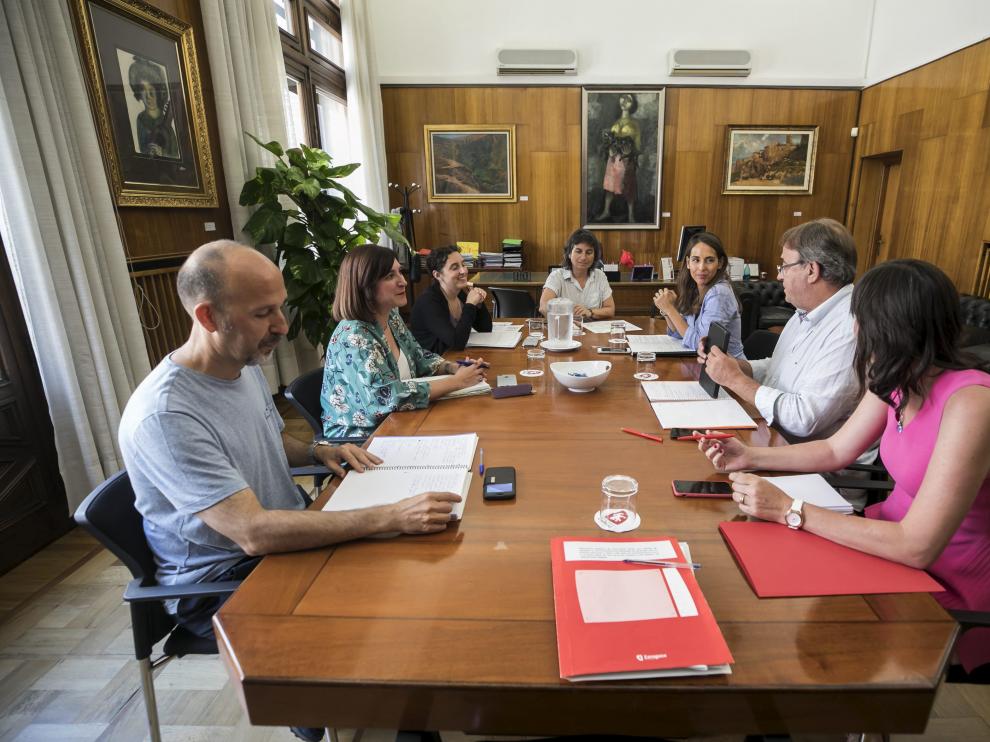 La junta de portavoces se reunió ayer ante la polémica cesión del parque infantil del Pilar.
