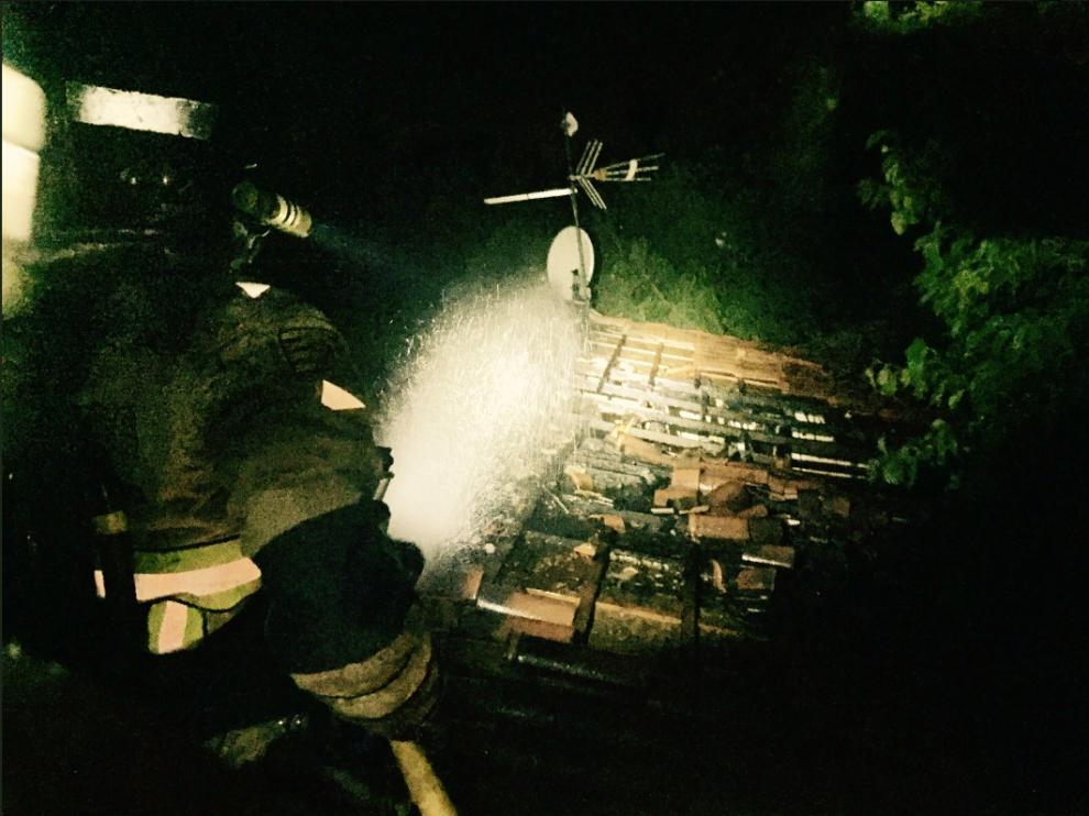 Las labores de extinción del incendio comenzaron sobre las 3.40 y se prolongaron durante hora y media.