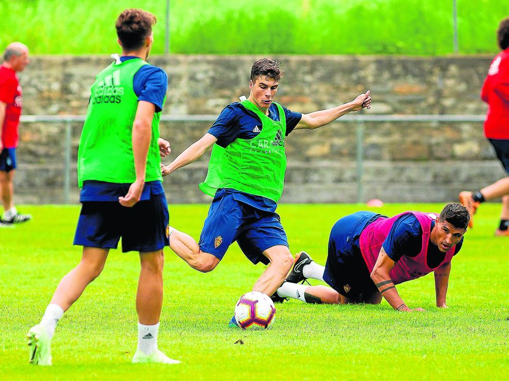 Alberto Soro en el centro efectúa un disparo en un entrenamiento del Real Zaragoza.