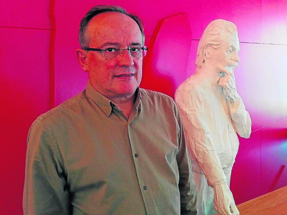 Manuel Asorey, ?en el Centro de Ciencias de Benasque junto a una figura de Albert Einstein.
