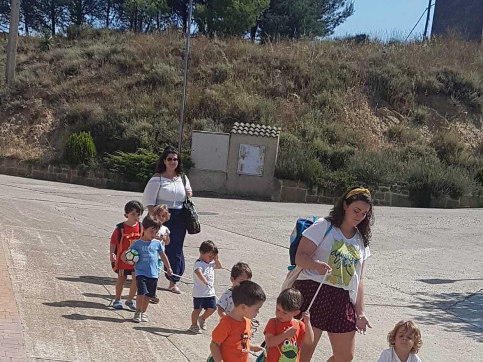 Todas las mañanas, los niños van a la piscina con las monitoras.