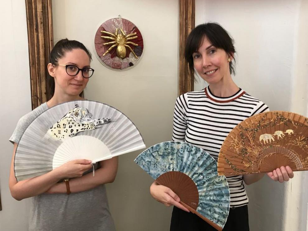 Patricia y María Redondo, de Casa Redondo, céntrico establecimiento de Zaragoza dedicado a la venta de abanicos y sombreros.