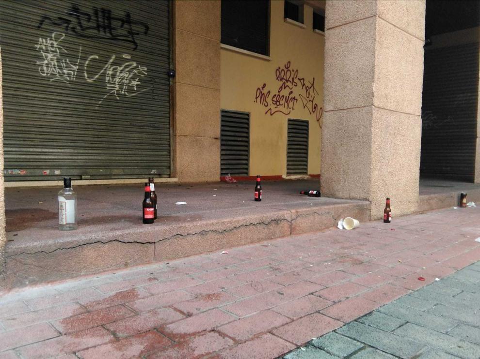 Restos de botellas de cristal en la plaza de San Antón