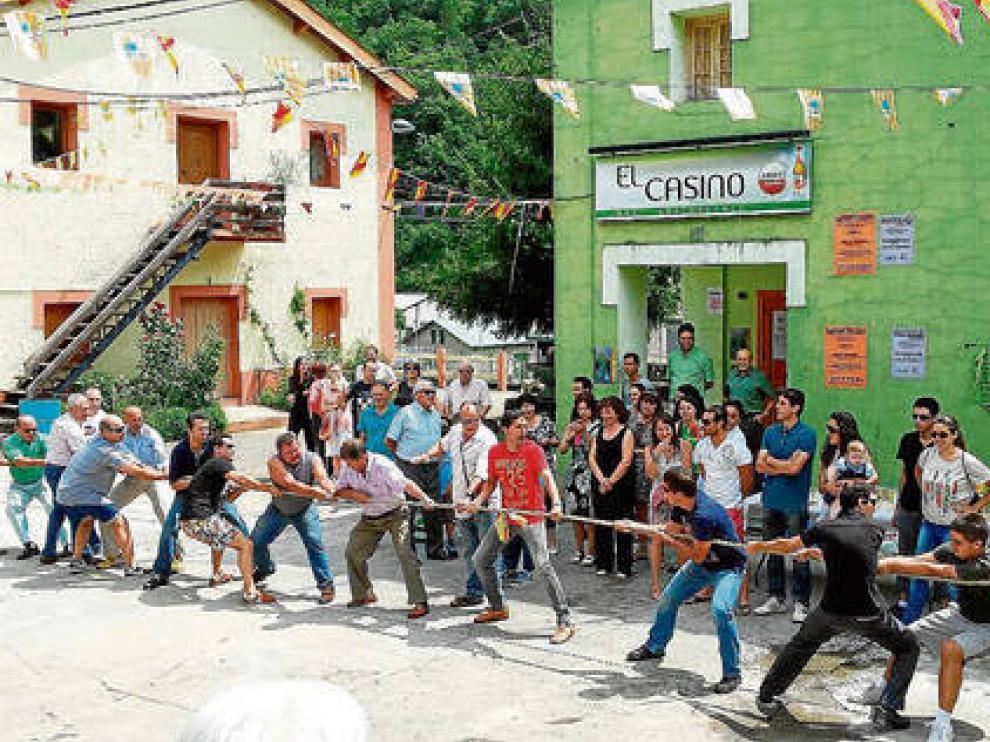 Vecinos de Lafortunada juegan al tiro de soga en una de las fiestas en honor de la Virgen de las Nieves.