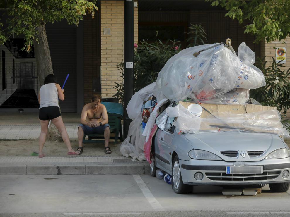 María Luisa y Carlos, ayer, junto al coche en el que viven desde el pasado mes de mayo.