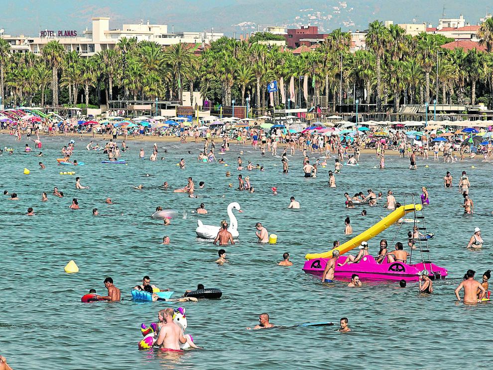 La playa de Levante, en Salou, una de las preferedias por los turistas, presentaba este aspecto en la jornada de ayer.