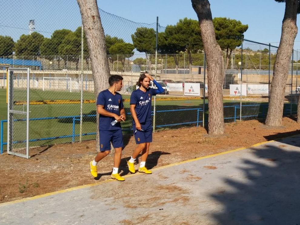 Buff, a la derecha, camina junto a Aguirre hacia la sala de vídeo en el último entrenamiento matinal del Real Zaragoza en la Ciudad Deportiva.
