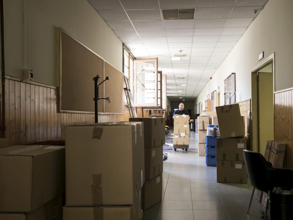 Un operario traslada cajas por el pasillo del edificio Cervantes, donde se reubicarán despachos de profesores