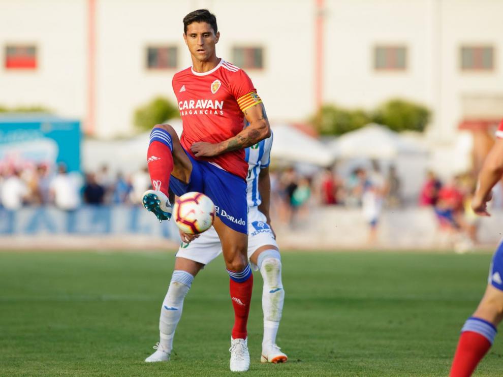 Grippo, en una acción defensiva en la primera parte del partido del Real Zaragoza ante el Leganés este sábado en Calatayud.
