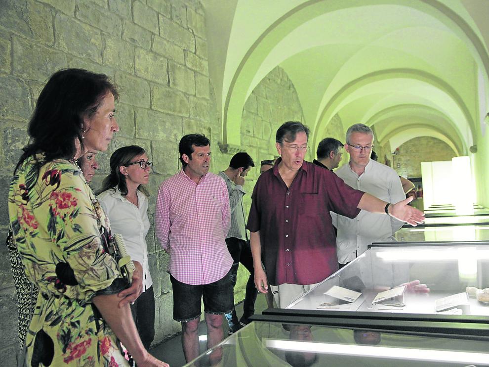 El comisario de la exposición 'El bestiario sonoro', Luis Delgado, explicando ayer algunos detalles de la muestra.