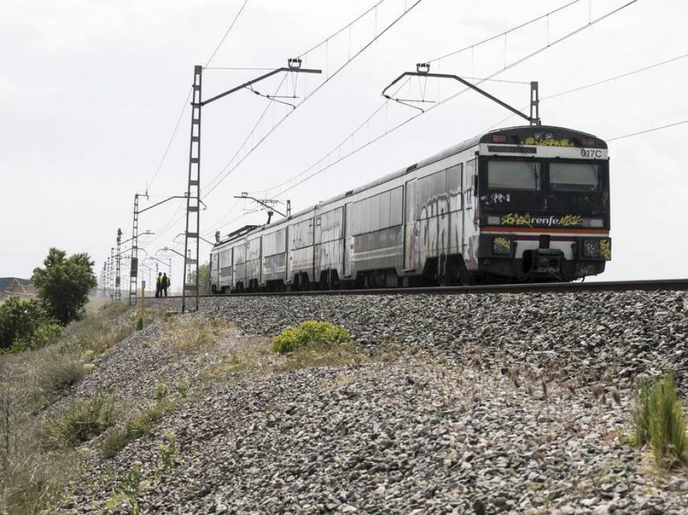 Imagen de archivo de un tren de media distancia a su paso por La Joyosa.