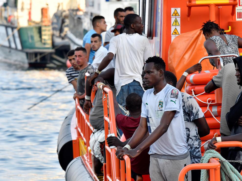 Llegada al puerto de Almería, el pasado viernes, de un grupo de 25 personas de origen magrebí, entre ellos algunos menores.