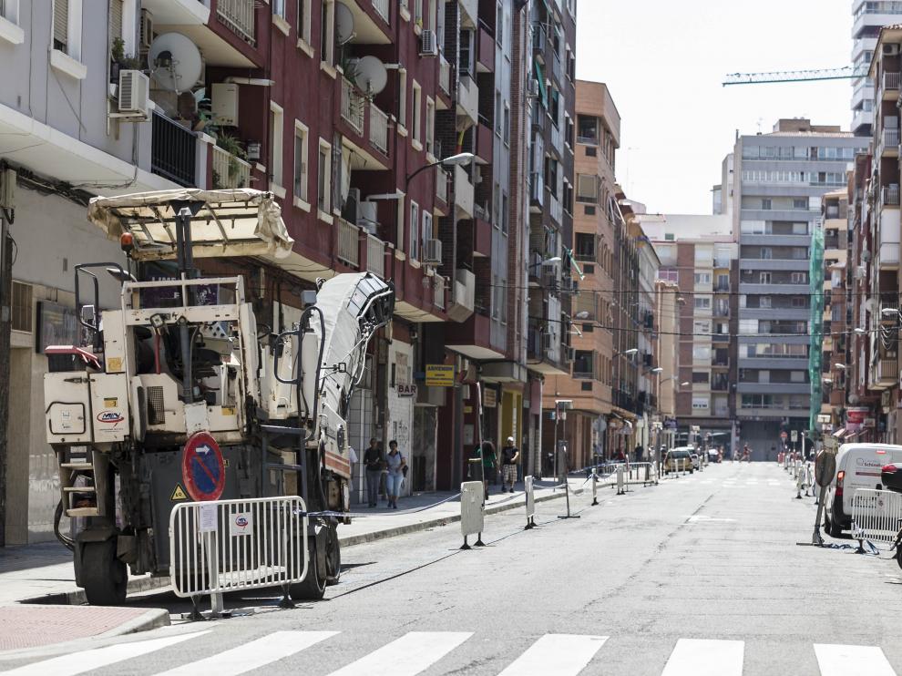 La calle Escosura, preparada para renovar el maltrecho asfalto