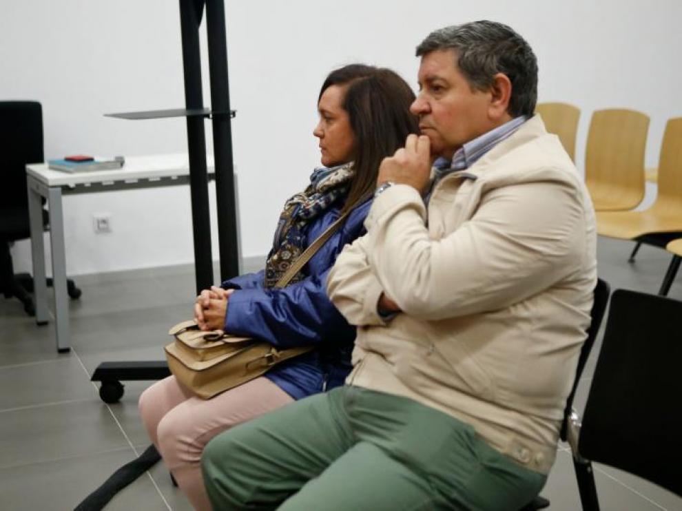 El exalcalde Añón y su esposa, durante el juicio celebrado contra ellos en la Audiencia de Zaragoza.