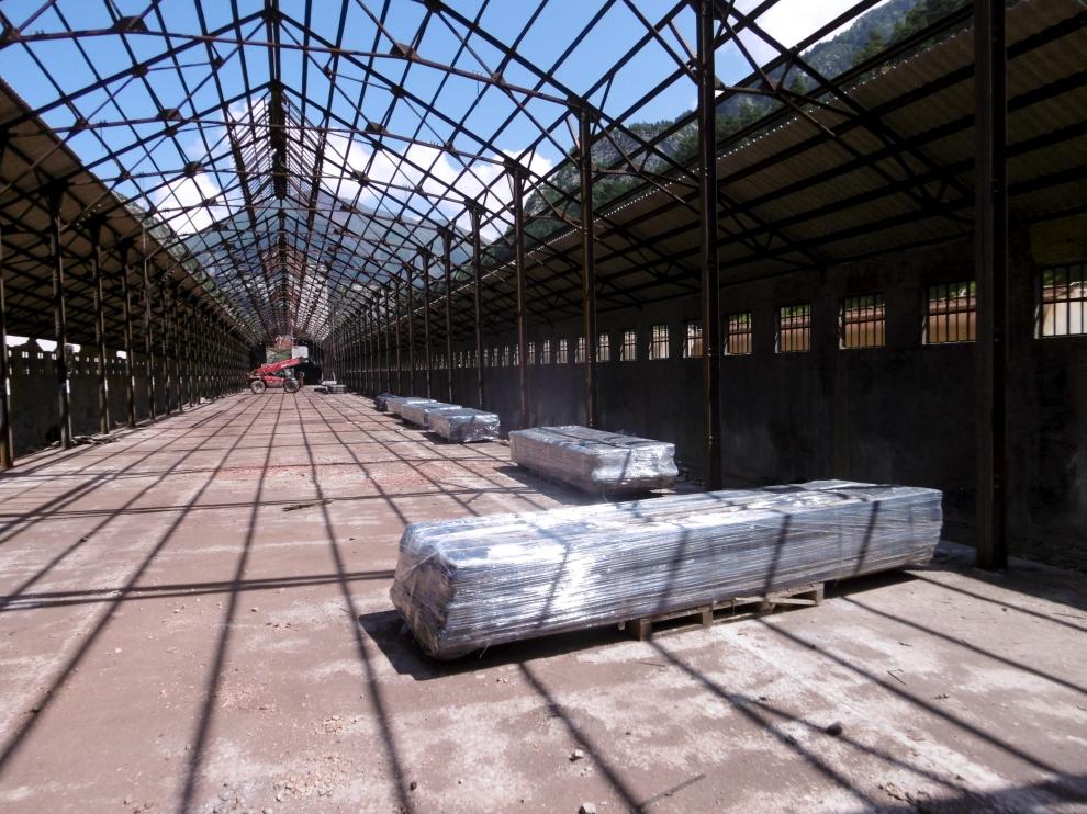 El hangar que acogerá la futuira estación se ha quedado como un esqueleto