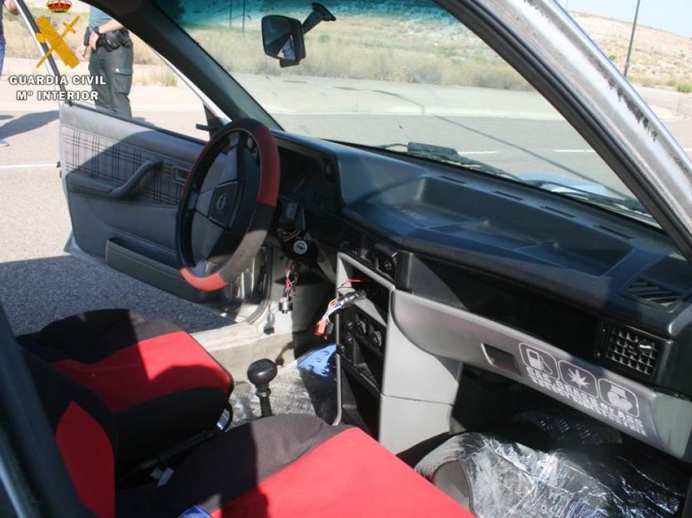 Uno de los coches que intentaron robar los detenidos.