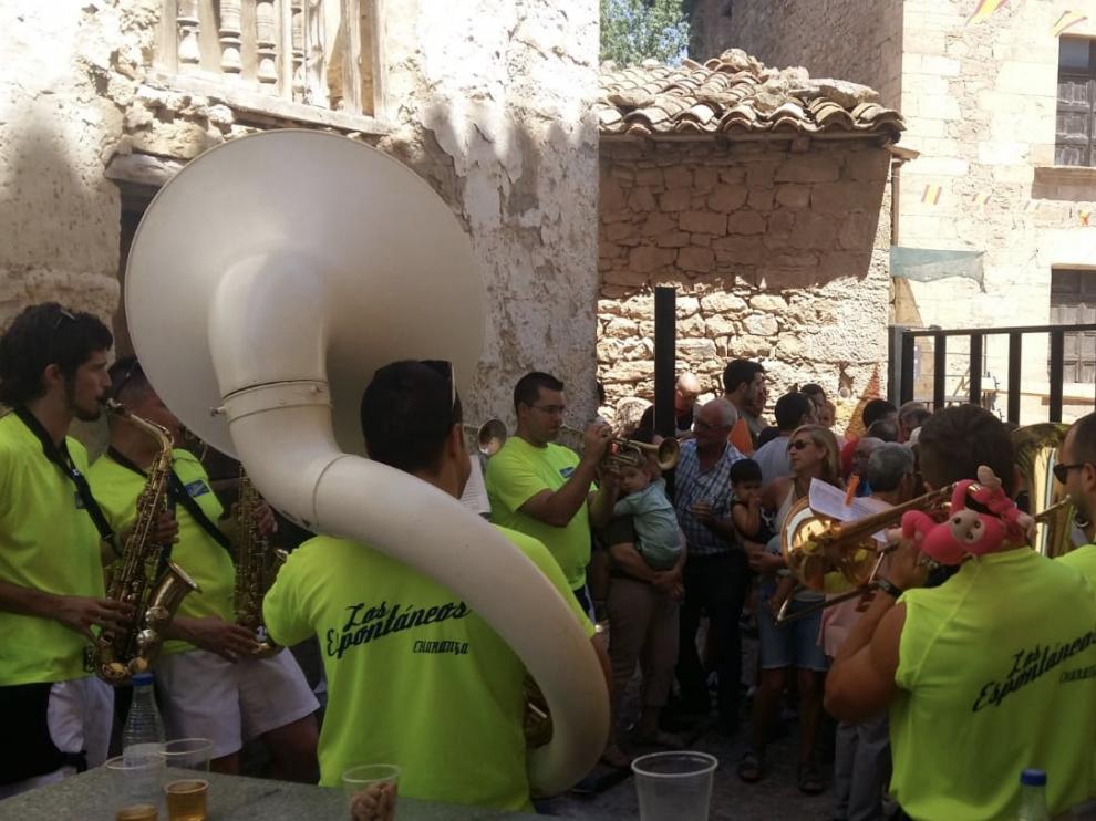 La charanga Los Espontáneos recorre las calles de Mirambel antes de la suelta de vaquillas.