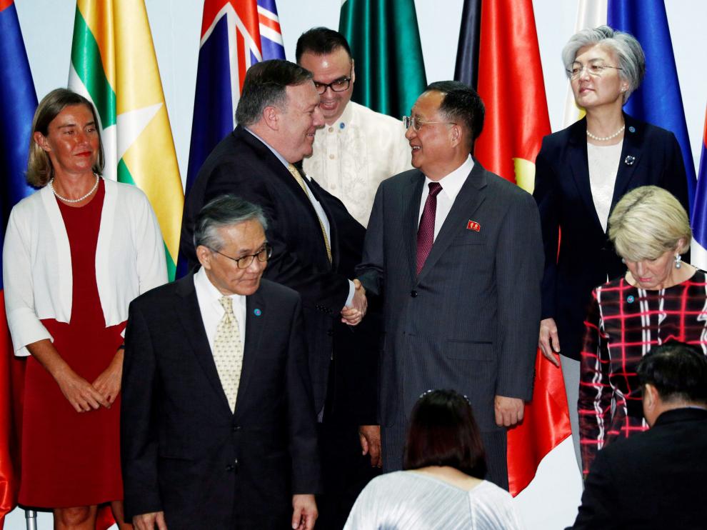 El secretario de Estado de EE.UU., Mike Pompeo, saludando al ministro de Exteriores norcoreano, Ri Yong Ho.
