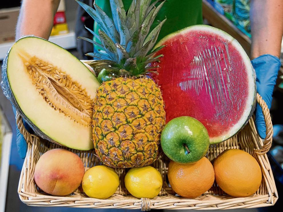 Cesta con una completa variedad de frutas para disfrutar en verano. Destaca en estas fechas el melón , la sandía, el melocotón y la nectarina. Toni Galán