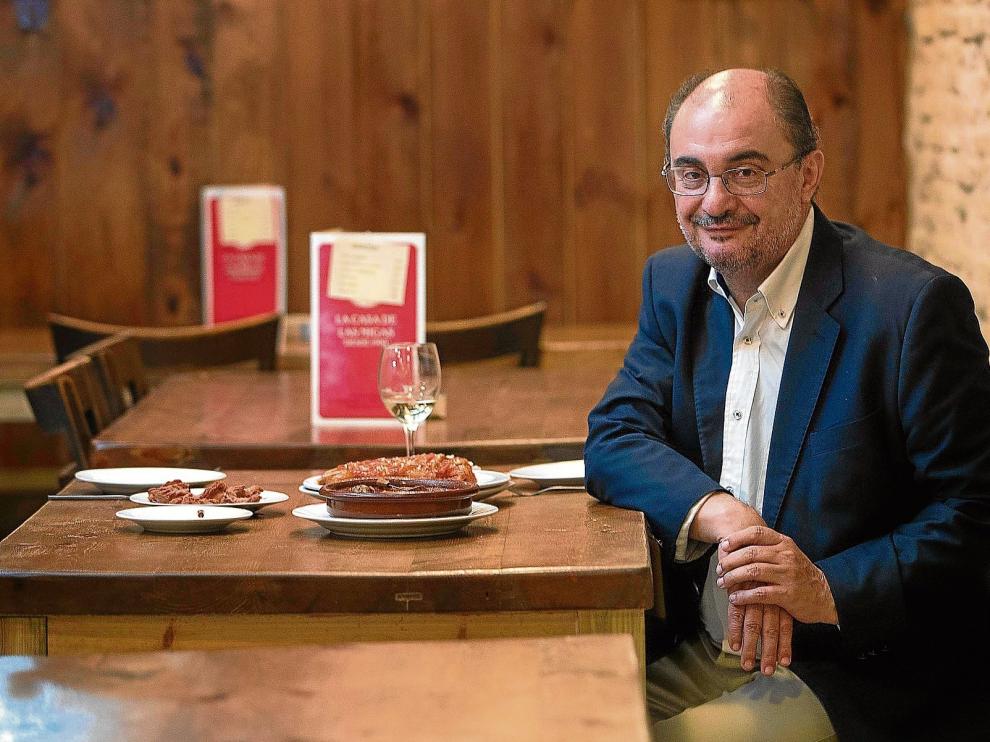 El presidente del Gobierno de Aragón, Javier Lambán, con una ración de caracoles a la aragonesa elaborados por Hermógenes Carazo, de Vinos Moneva