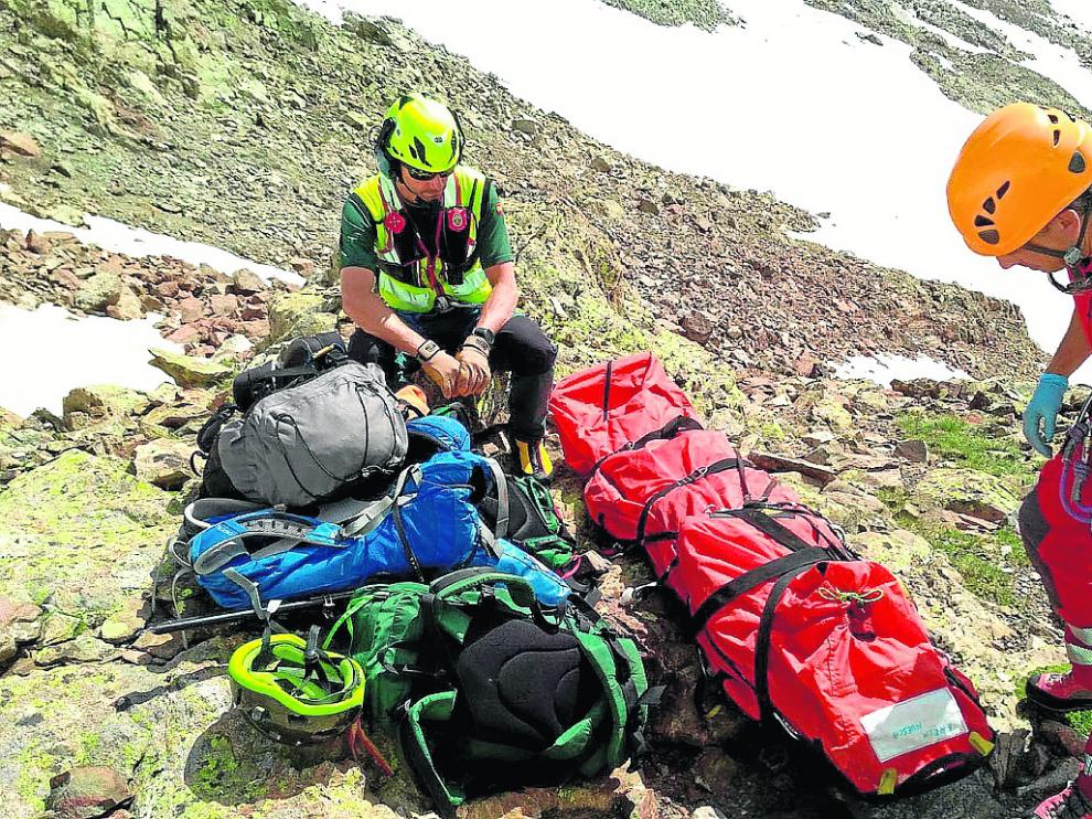 Concentración de accidentes en el pico Infiernos. Este verano se han producido tres accidentes en el mismo punto del pico Infiernos, con dos heridos graves (uno de ellos el de la fotografía) y un fallecido. En el lugar se acumula más nieve que otros años, lo que llevó a la Guardia Civil a advertir sobre el riesgo de esta ascensión.