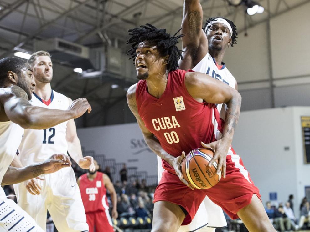 Javier Justiz, nuevo jugador del Tecnyconta, en un partido con la selección cubana.