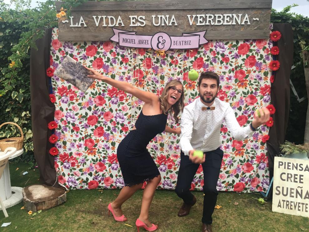 La primera boda en la que el novio luce la pajarita de madera de Rebonicas.