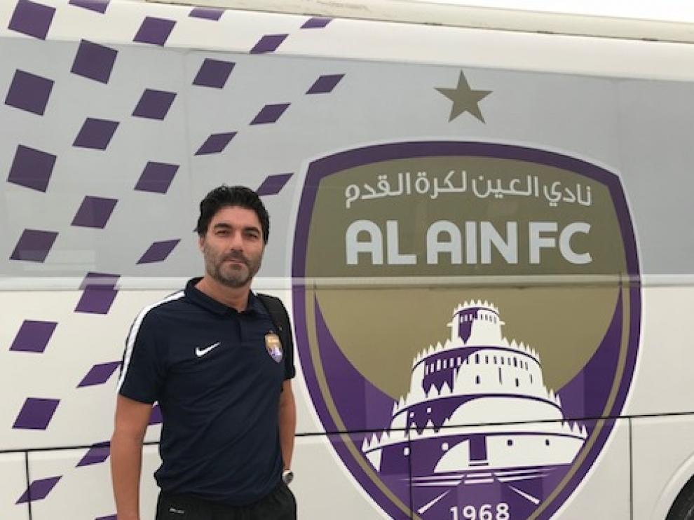 Luis Aragón posa con el escudo de su nuevo club en Emiratos