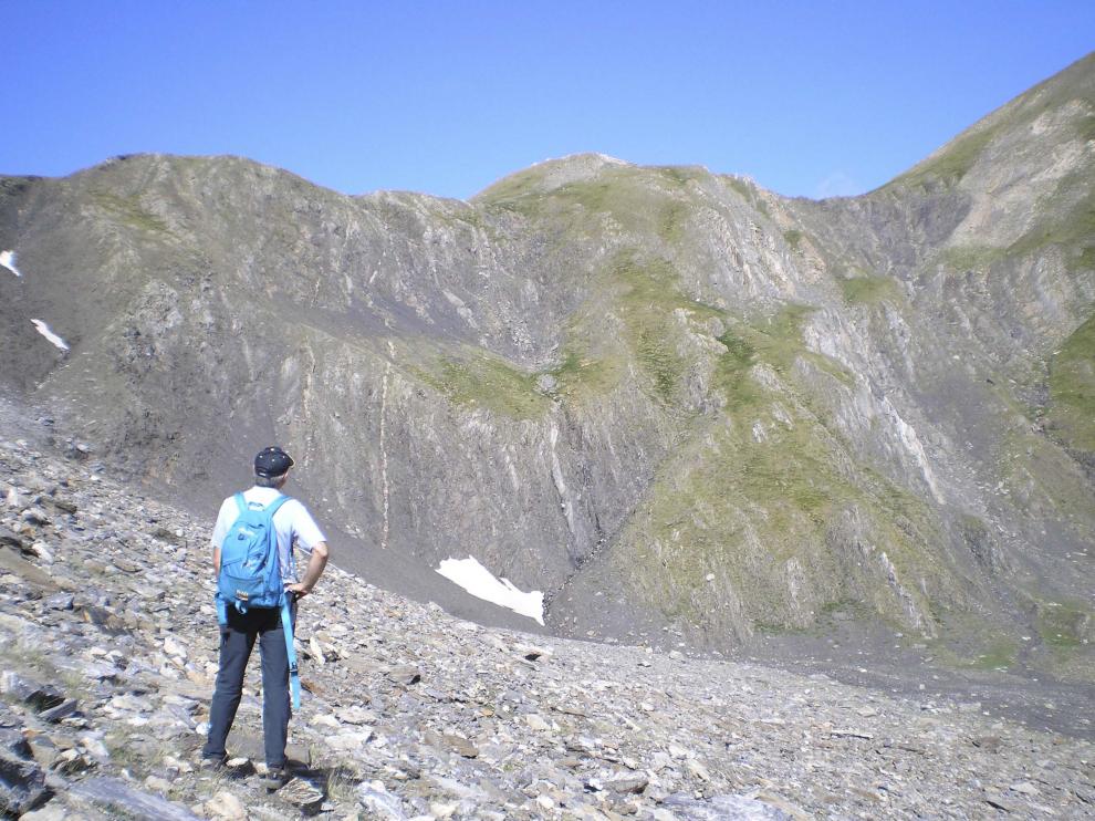 Quienes salen a la montaña sin compañía deben reforzar las precauciones.