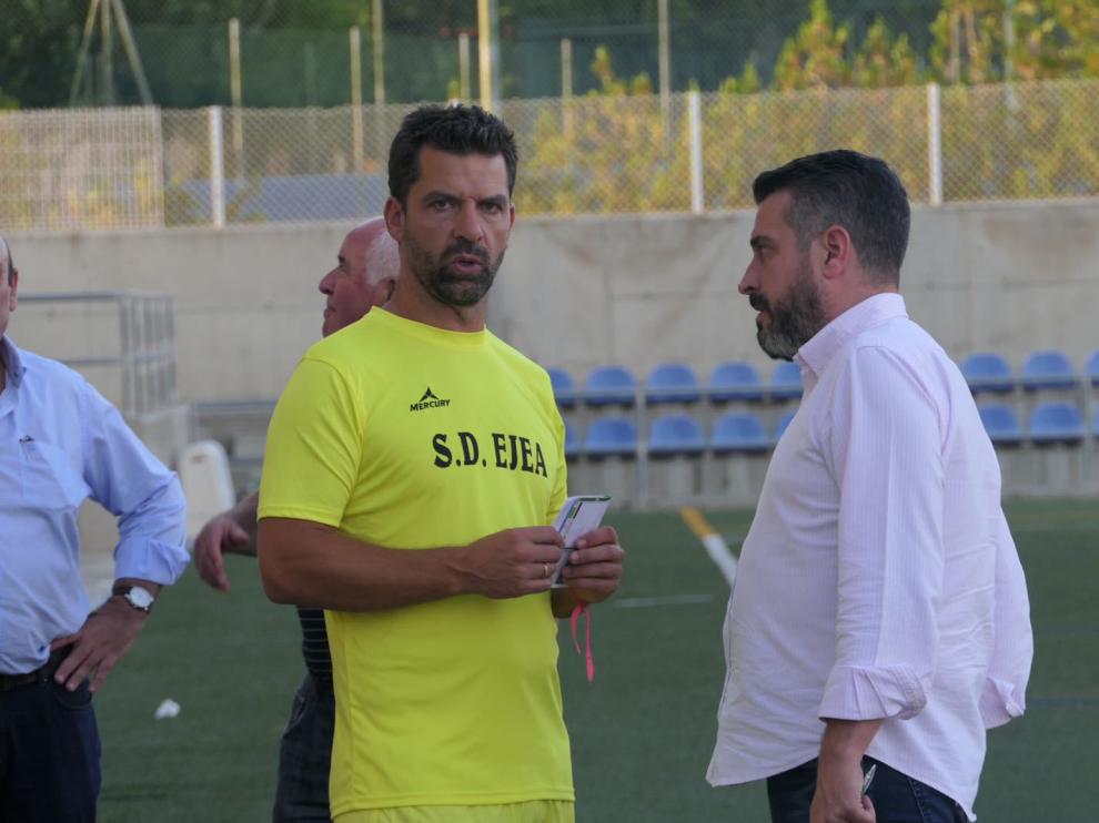 Sanjuan y Néstor Pérez, charlando en un entrenamiento del Ejea.