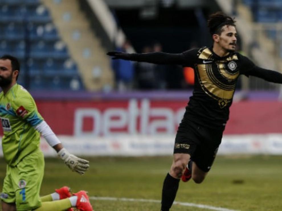 Gürler celebrando un gol durante un partido con el Osmanlispor.