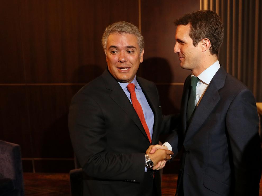 El presidente electo de Colombia, Iván Duque, saluda al presidente del Partido Popular español, Pablo Casado, durante una reunión este lunes en Bogotá.