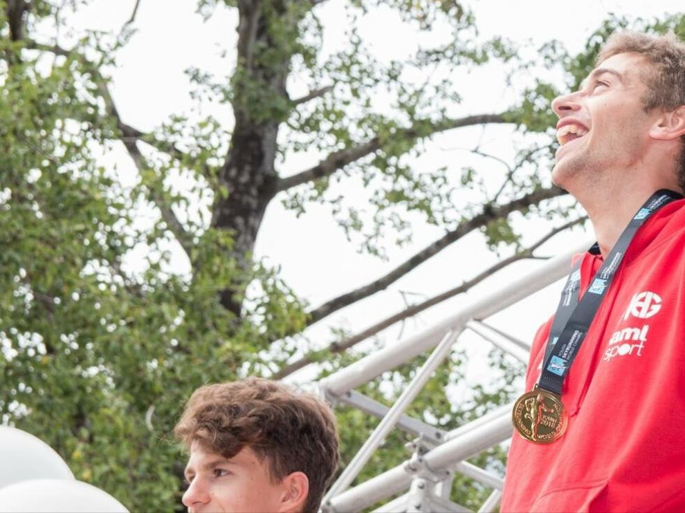 Daniel Osanz, en el podio del Mundial de Italia con la medalla de oro.