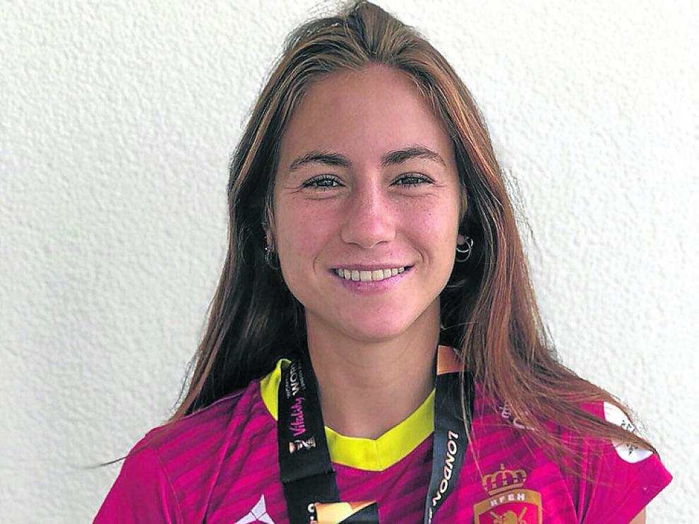 Begoña García muestra su trofeo.