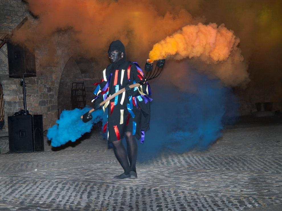 La Morisma se representa cada dos años en la plaza Mayor de Aínsa.