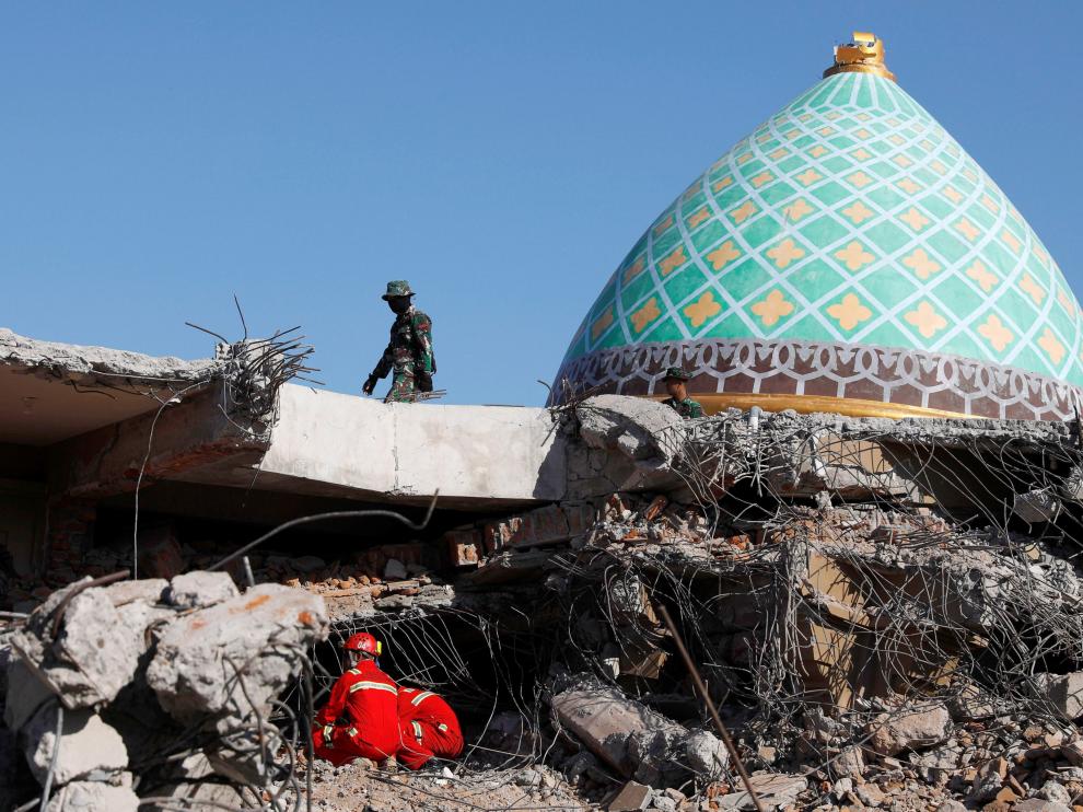 Ruinas de una mezquita en la isla de Lombok, una de las zonas más afectadas por el terremoto.