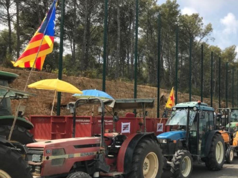 Unos 200 tractores se han concentrado frente a la cárcel donde está internada Forcadell