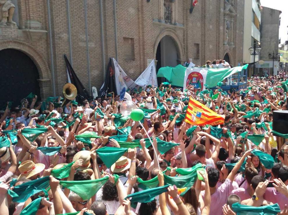 Cientos de oscenses saludan a San Lorenzo y arropan a Roberto Bara en