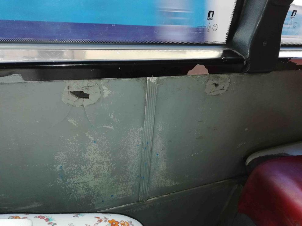 Agujeros en el interior del vehículo, un autobús de la línea 42.