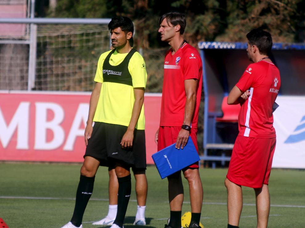 El centrocampista Juan Aguilera junto al técnico Leo Franco durante un entrenamiento de esta pretemporada.
